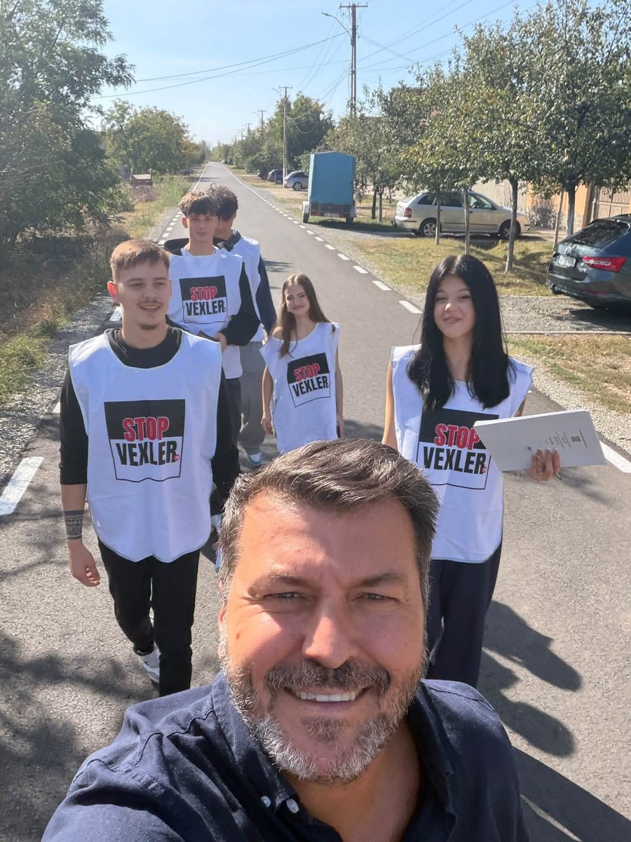 Claudiu_Tarziu's tweet photo. Aradul este în stradă!
Colegii noștri strâng, zi de zi, semnături pentru abrogarea Legii Vexler. Campania continuă în toată țara. Tineri, maturi si vârstnici vor anularea acestei legi antiromânești!
#STOPVEXLER #ACT #Arad https://t.co/mwffADFNkb