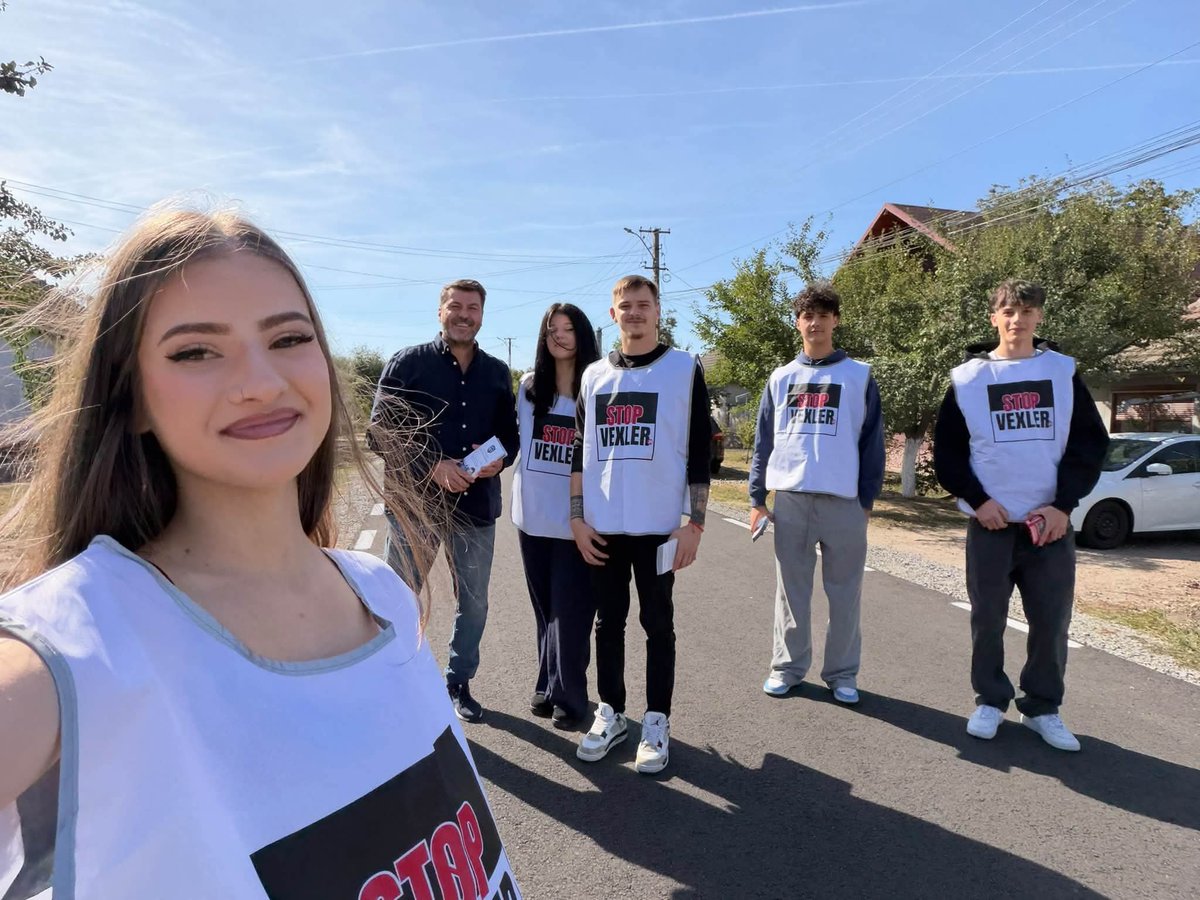 Claudiu_Tarziu's tweet photo. Aradul este în stradă!
Colegii noștri strâng, zi de zi, semnături pentru abrogarea Legii Vexler. Campania continuă în toată țara. Tineri, maturi si vârstnici vor anularea acestei legi antiromânești!
#STOPVEXLER #ACT #Arad https://t.co/mwffADFNkb