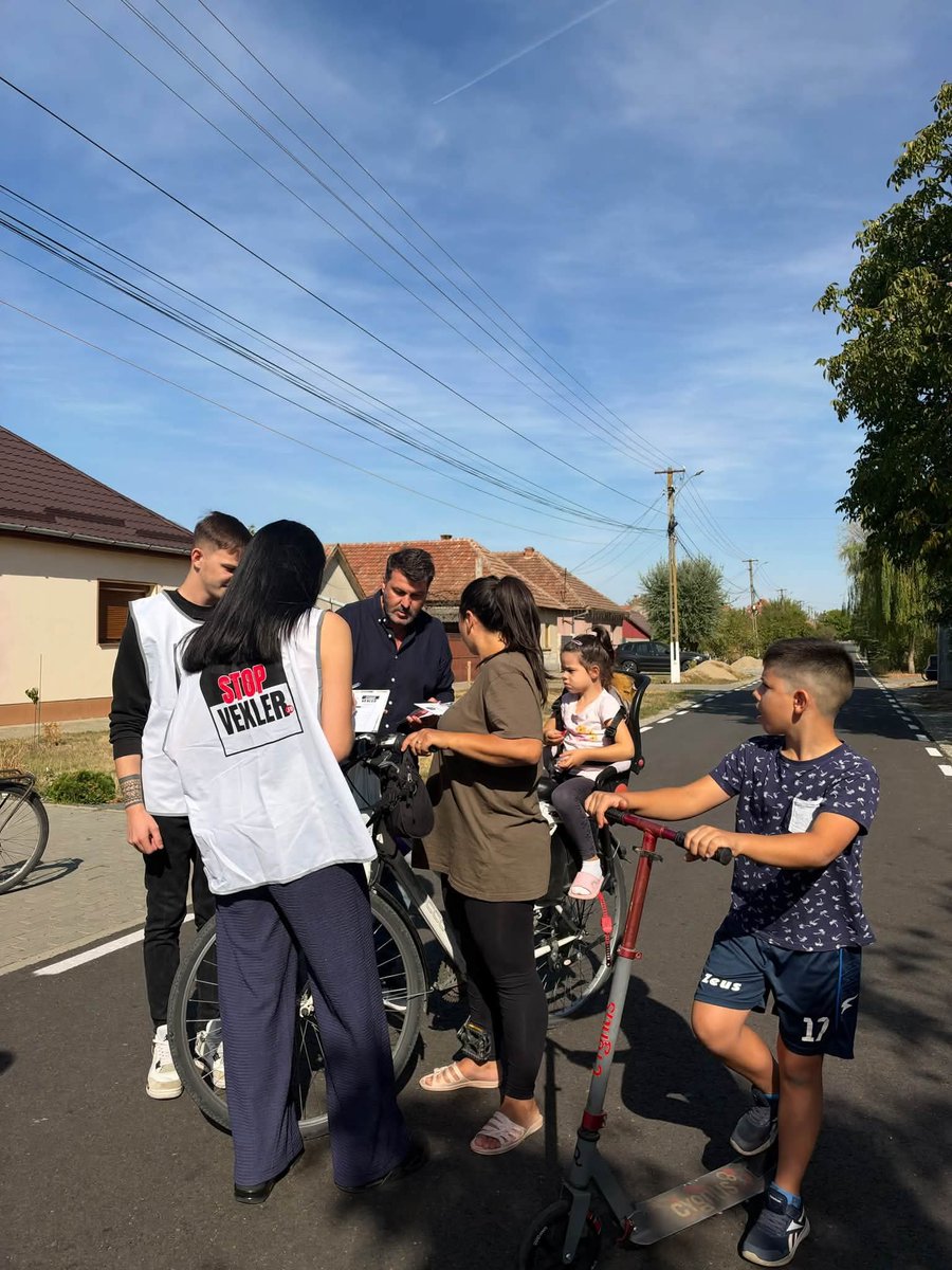 Claudiu_Tarziu's tweet photo. Aradul este în stradă!
Colegii noștri strâng, zi de zi, semnături pentru abrogarea Legii Vexler. Campania continuă în toată țara. Tineri, maturi si vârstnici vor anularea acestei legi antiromânești!
#STOPVEXLER #ACT #Arad https://t.co/mwffADFNkb