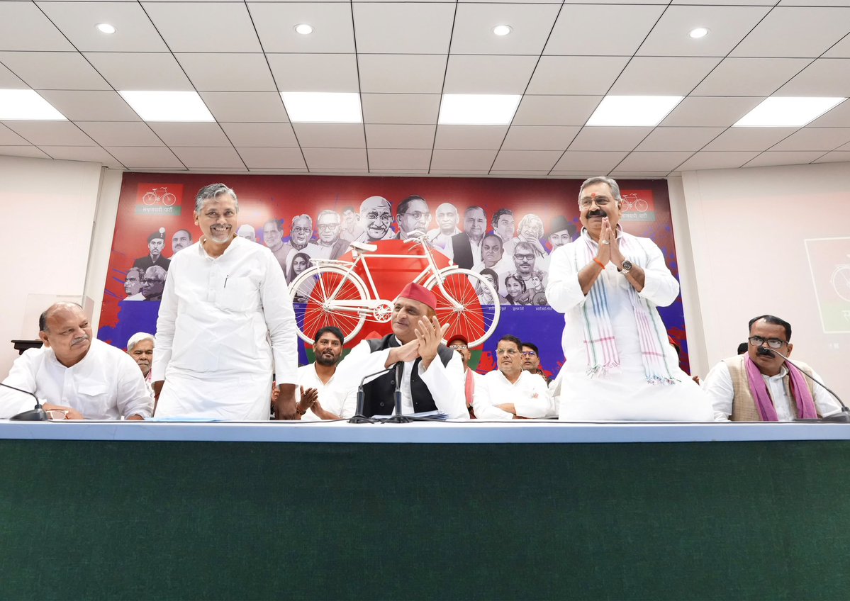 yadavakhilesh's tweet photo. विधानपरिषद के अपने दोनों प्रत्याशियों को जीत के लिए शुभकामनाएँ! https://t.co/NglCBAddwI