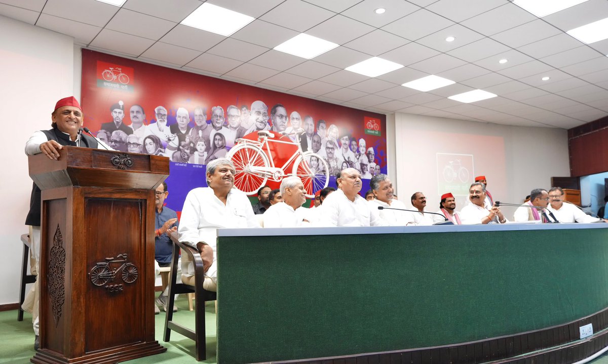 yadavakhilesh's tweet photo. विधानपरिषद के अपने दोनों प्रत्याशियों को जीत के लिए शुभकामनाएँ! https://t.co/NglCBAddwI