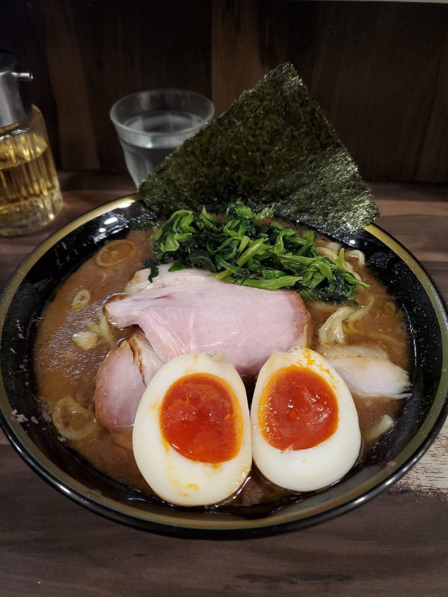 mamemam23's tweet photo. 今日は神田わいず🍜
一番食べてみたかったんだってー
約30分並んで着丼!!!
チャーシュー2枚は多かった、、、
完食出来ずごめんなさい💧 https://t.co/IwHCmgQBPq