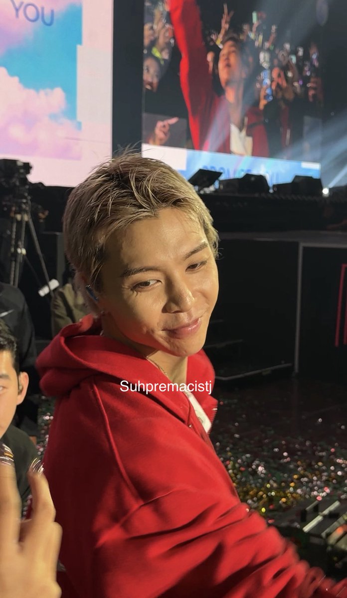 suhpremacistJ's tweet photo. JOHNNY CAME DOWN TO MY SECTION shaking trembling fckkkkk 

#NCT127_THE_REDLINE_JAKARTA https://t.co/0BQC45sdow
