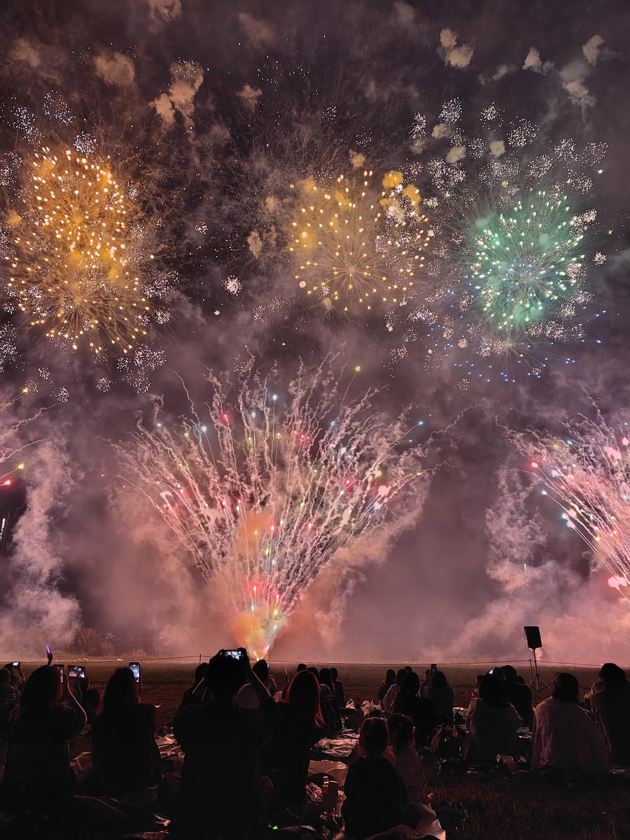 kumityou_'s tweet photo. ちゅーわけで、友人に誘われて超かぐや姫の年1の聖地、郷美じゃなかった、三郷花火大会に来ました。
土手ではなく河川敷だったので迫力がダンチでした。
#超かぐや姫 
#三郷花火大会 https://t.co/PDxHV3xr4P
