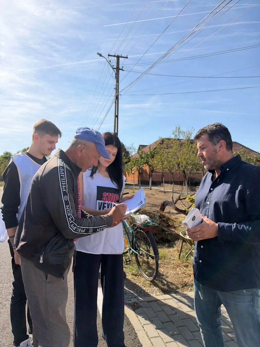 Partidul_ACT's tweet photo. Aradul este în stradă!
Colegii noștri strâng, zi de zi, semnături pentru abrogarea Legii Vexler. Campania continuă în toată țara. Tineri, maturi si vârstnici vor anularea acestei legi antiromânești!
#STOPVEXLER #ACT #Arad https://t.co/4UiXvrAS2f