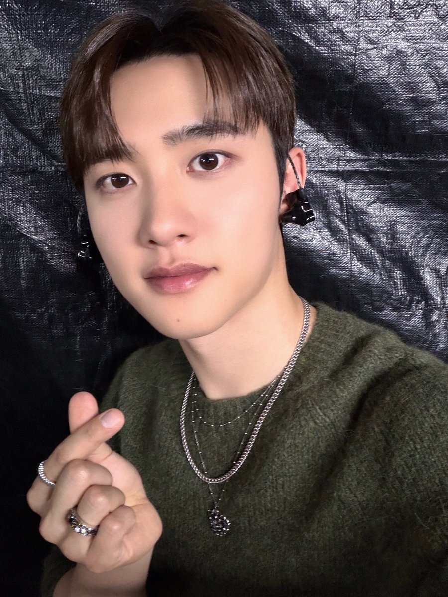 DOHKYUNGSOO_X's tweet photo. [📸]

26.10.03
<2026-2027 DOH KYUNG SOO
CONCERT TOUR [DAY OFF] IN SEOUL>

데미그라스 소스
이광수 김우빈 
오늘 와줘서 고맙고
프하하하

#도경수 #DOHKYUNGSOO
#DAY_OFF https://t.co/1VOBEYn700