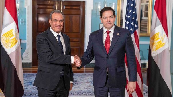 Political_Room's tweet photo. 🇪🇬🤝🇺🇸 Según una exclusiva de Reuters, el Departamento de Estado liberó 320 millones de dólares en ayuda militar a Egipto para el año fiscal 2025 saltándose el requisito legal de certificar avances en derechos humanos, según una carta de Rubio al Congreso que cita el "papel útil" de El Cairo en la guerra contra Irán. Egipto recibe unos 1.300 millones anuales en ayuda militar estadounidense desde finales de los 8. Biden también se saltó este mismo requisito en 2024. Esta semana, la policía egipcia arrestó a seis periodistas de un medio de verificación de datos.