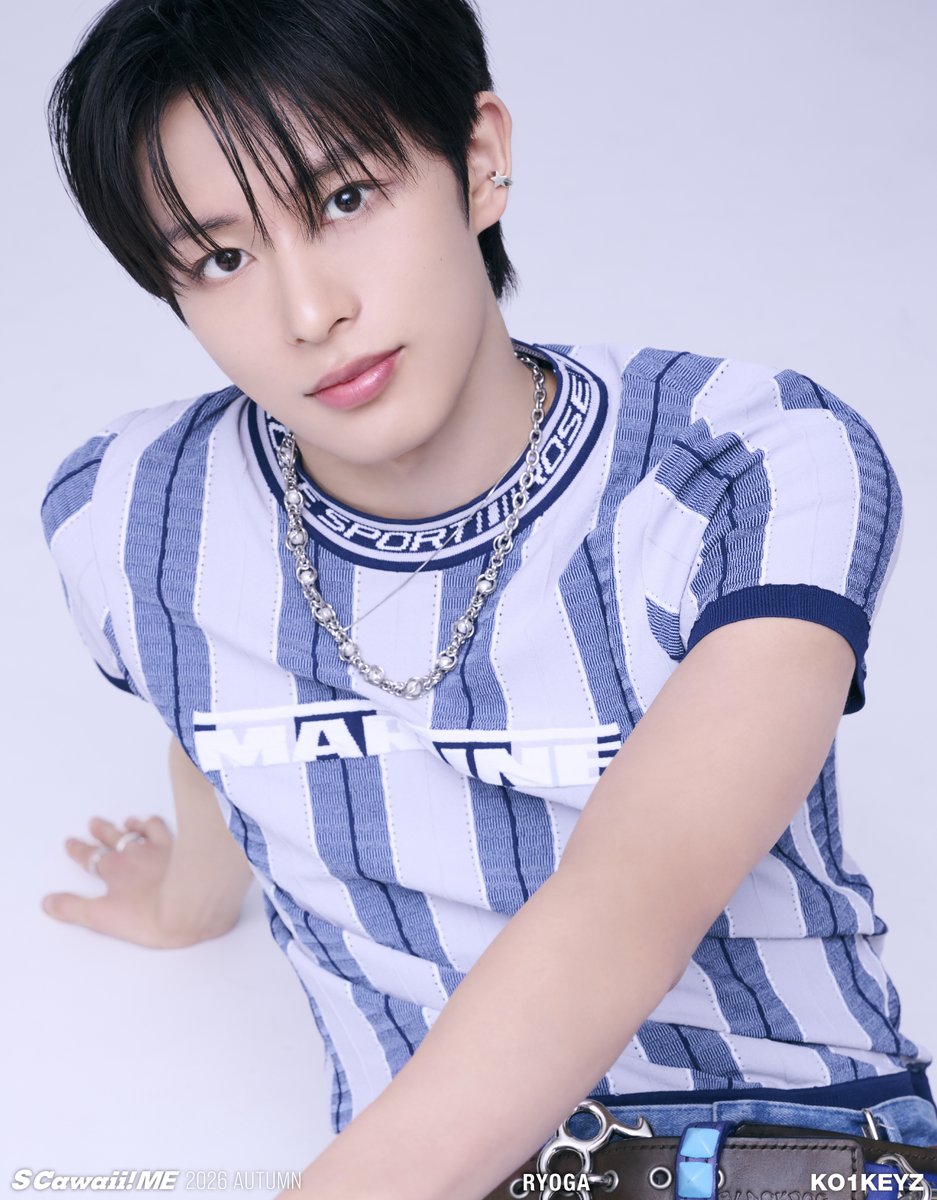 mag_scawaii_men's tweet photo. 📣アザーカット＆インタビューの一部公開‼️＃KO1KEYZ📣

#RYOGA→#SIYOUNG
【賞】パフォーマンスを底上げしてくれている賞　
【賞品】ドバイチョコ
SIYOUNGくんはパフォーマンスリーダーとして全員のパフォーマンスをサポートして、底上げしてくれています。オーディション期間から変わらず今もスパルタで、引っ張ってくれて本当にありがたいです。みんなの集中が切れそうになったときも「やるよ！」と声をかけてくれて、妥協が一切ない。ストイックで精神力が強いです。賞品はSIYOUNGくんの大好きなドバイチョコにします。（#RYOGA）

#RYUJI→#TOWA
【賞】甘え上手de賞　
【賞品】テーマパークのチケット
何かしてあげたくなるかわいさがあって、自分からグイグイ来るタイプではないけど、こっちから誘いたくなる空気があります。焼肉に行ったときも、気づいたら僕がTOWAの分までお世話しちゃうくらい（笑）。合宿で同じ部屋だったときは変顔で笑い合ったりして、弟みたいな存在ですね。賞品はテーマパークのチケット。絶対楽しんでくれると思うので、連れて行ってあげたいです。（#RYUJI）

#SHINHAENG →#YUKI
【賞】天使賞　
【賞品】お願いごとを叶える券
YUKIは天使みたい。すごくピュアで優しくて、相手を思いやっているのが言葉や行動から伝わってきます。賞品は、YUKIのお願いを僕が叶える券をあげたいです。ほかのメンバーにあげたら少し心配だけど（笑）、YUKIは天使だから。（#SHINHAENG）

#SIYOUNG→ #ISSA
【賞】ツンデレ賞　
【賞品】抹茶を作る時に使う道具と抹茶の粉
メンバーたちに日本でおすすめの洋服屋さんがあるか尋ねたとき、その場では具体的な答えがでなくて。でも翌日ISSAからメッセージが来て、「昨日の話、考えてみました。こことここがあります」と教えてくれて。僕のために考えてくれたことがすごくうれしかったし感動しました。僕は抹茶が一番好きなので、ISSAにも抹茶を飲んで心を落ち着かせる時間を持ってほしいです。カテキンも体にいいですし。（#SIYOUNG）

誌面では、全員が全メンバーに賞を授与🏆　笑える賞から感動の賞まで、ぜひ誌面をCheckしてくださいね😊
＿＿＿＿＿
10/5（月）発売
『S Cawaii! ME 2026 AUTUMN』
＜通常版＞COVERに #KO1KEYZ が登場✨

⭐️綴じ込み付録「厚紙ピンナップ」つき‼️
⭐️巻頭21ページ大特集✨
⭐️撮りおろしビジュアルに加えて、メンバーがトイカメラでお互いを撮りあいっこ📸
⭐️サイン入りチェキを12枚セットで2名にPRESENT🎁
⭐️約55,000字の大ボリューム‼️　ソロとペアインタビュー掲載✨

ペアインタビューのメンバーはこちら👇
#DAIKI ＆ #RYOGA
#ISSA ＆ #RYUJI
#KEITO ＆ #YOSHIKI
#KOSUKE ＆ #TOWA
#SHINHAENG ＆ #YUKI
#SIYOUNG ＆ #YURA
＿＿＿＿＿
本の詳細はこちら👇
https://t.co/bIr0XR8YcF
＿＿＿＿＿
お求めはこちら👇
＜通常版＞
https://t.co/4ljmEGWFAW
＿＿＿＿＿
#KO1KEYZ
#コイキーズ
#코이키즈
@KO1KEYZofficial
#SCawaiiME #エスカワイイミー #エスカワミー