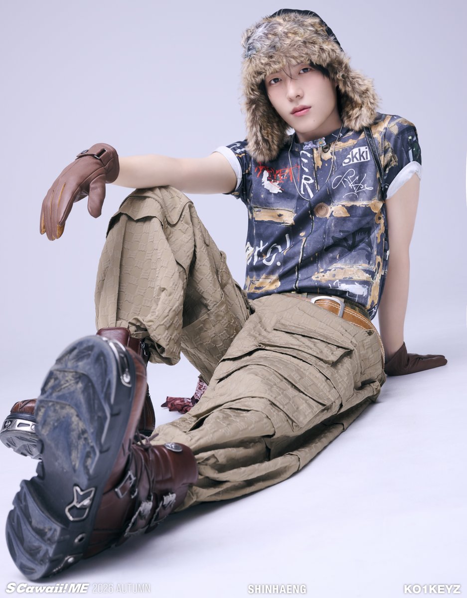 mag_scawaii_men's tweet photo. 📣アザーカット＆インタビューの一部公開‼️＃KO1KEYZ📣

#RYOGA→#SIYOUNG
【賞】パフォーマンスを底上げしてくれている賞　
【賞品】ドバイチョコ
SIYOUNGくんはパフォーマンスリーダーとして全員のパフォーマンスをサポートして、底上げしてくれています。オーディション期間から変わらず今もスパルタで、引っ張ってくれて本当にありがたいです。みんなの集中が切れそうになったときも「やるよ！」と声をかけてくれて、妥協が一切ない。ストイックで精神力が強いです。賞品はSIYOUNGくんの大好きなドバイチョコにします。（#RYOGA）

#RYUJI→#TOWA
【賞】甘え上手de賞　
【賞品】テーマパークのチケット
何かしてあげたくなるかわいさがあって、自分からグイグイ来るタイプではないけど、こっちから誘いたくなる空気があります。焼肉に行ったときも、気づいたら僕がTOWAの分までお世話しちゃうくらい（笑）。合宿で同じ部屋だったときは変顔で笑い合ったりして、弟みたいな存在ですね。賞品はテーマパークのチケット。絶対楽しんでくれると思うので、連れて行ってあげたいです。（#RYUJI）

#SHINHAENG →#YUKI
【賞】天使賞　
【賞品】お願いごとを叶える券
YUKIは天使みたい。すごくピュアで優しくて、相手を思いやっているのが言葉や行動から伝わってきます。賞品は、YUKIのお願いを僕が叶える券をあげたいです。ほかのメンバーにあげたら少し心配だけど（笑）、YUKIは天使だから。（#SHINHAENG）

#SIYOUNG→ #ISSA
【賞】ツンデレ賞　
【賞品】抹茶を作る時に使う道具と抹茶の粉
メンバーたちに日本でおすすめの洋服屋さんがあるか尋ねたとき、その場では具体的な答えがでなくて。でも翌日ISSAからメッセージが来て、「昨日の話、考えてみました。こことここがあります」と教えてくれて。僕のために考えてくれたことがすごくうれしかったし感動しました。僕は抹茶が一番好きなので、ISSAにも抹茶を飲んで心を落ち着かせる時間を持ってほしいです。カテキンも体にいいですし。（#SIYOUNG）

誌面では、全員が全メンバーに賞を授与🏆　笑える賞から感動の賞まで、ぜひ誌面をCheckしてくださいね😊
＿＿＿＿＿
10/5（月）発売
『S Cawaii! ME 2026 AUTUMN』
＜通常版＞COVERに #KO1KEYZ が登場✨

⭐️綴じ込み付録「厚紙ピンナップ」つき‼️
⭐️巻頭21ページ大特集✨
⭐️撮りおろしビジュアルに加えて、メンバーがトイカメラでお互いを撮りあいっこ📸
⭐️サイン入りチェキを12枚セットで2名にPRESENT🎁
⭐️約55,000字の大ボリューム‼️　ソロとペアインタビュー掲載✨

ペアインタビューのメンバーはこちら👇
#DAIKI ＆ #RYOGA
#ISSA ＆ #RYUJI
#KEITO ＆ #YOSHIKI
#KOSUKE ＆ #TOWA
#SHINHAENG ＆ #YUKI
#SIYOUNG ＆ #YURA
＿＿＿＿＿
本の詳細はこちら👇
https://t.co/bIr0XR8YcF
＿＿＿＿＿
お求めはこちら👇
＜通常版＞
https://t.co/4ljmEGWFAW
＿＿＿＿＿
#KO1KEYZ
#コイキーズ
#코이키즈
@KO1KEYZofficial
#SCawaiiME #エスカワイイミー #エスカワミー