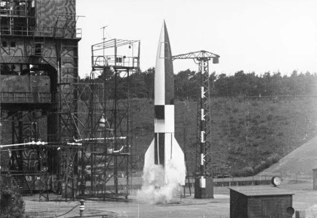 海軍 в X: „1942年10月3日 ドイツ軍 A4(後のV2ロケット)の打上げに成功