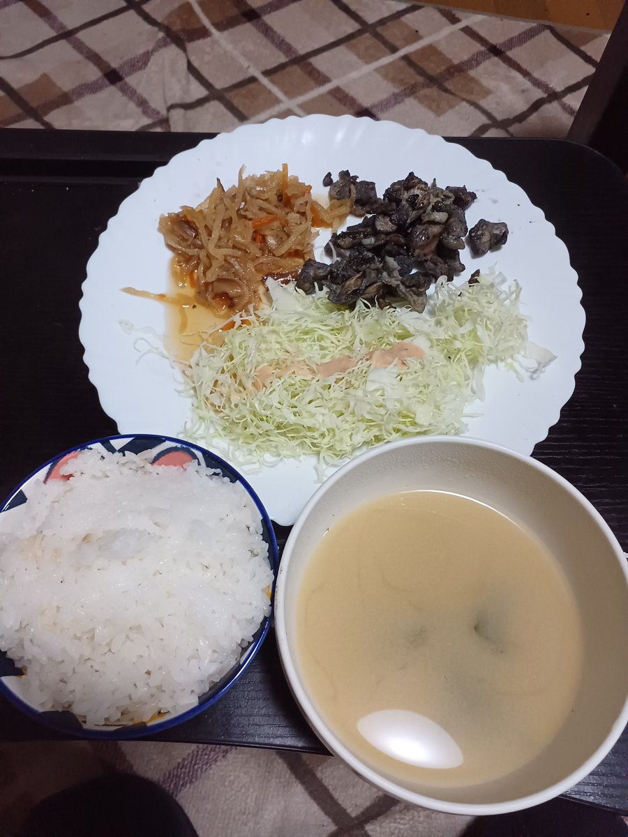 cheezjiji's tweet photo. 夕飯はご飯と味噌汁と生野菜と炭火地鶏と切干大根煮です https://t.co/VR79VHyQvS