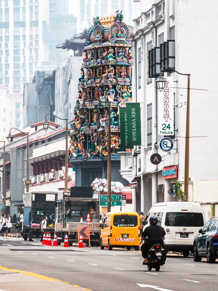 javanng's tweet photo. Finding colour in the haze! The vibrant gopuram of Sri Mariamman Temple stands out, a beacon of culture on Pagoda Street, even under a hazy sky.

#streetsofsingapore #visitsingapore #singapore #hazyday #seemycity https://t.co/C2p7oZ1XmD