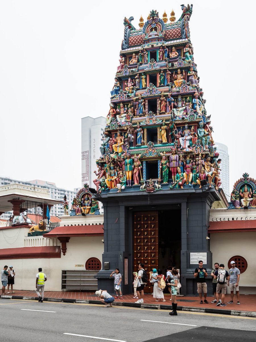 javanng's tweet photo. Finding colour in the haze! The vibrant gopuram of Sri Mariamman Temple stands out, a beacon of culture on Pagoda Street, even under a hazy sky.

#streetsofsingapore #visitsingapore #singapore #hazyday #seemycity https://t.co/C2p7oZ1XmD