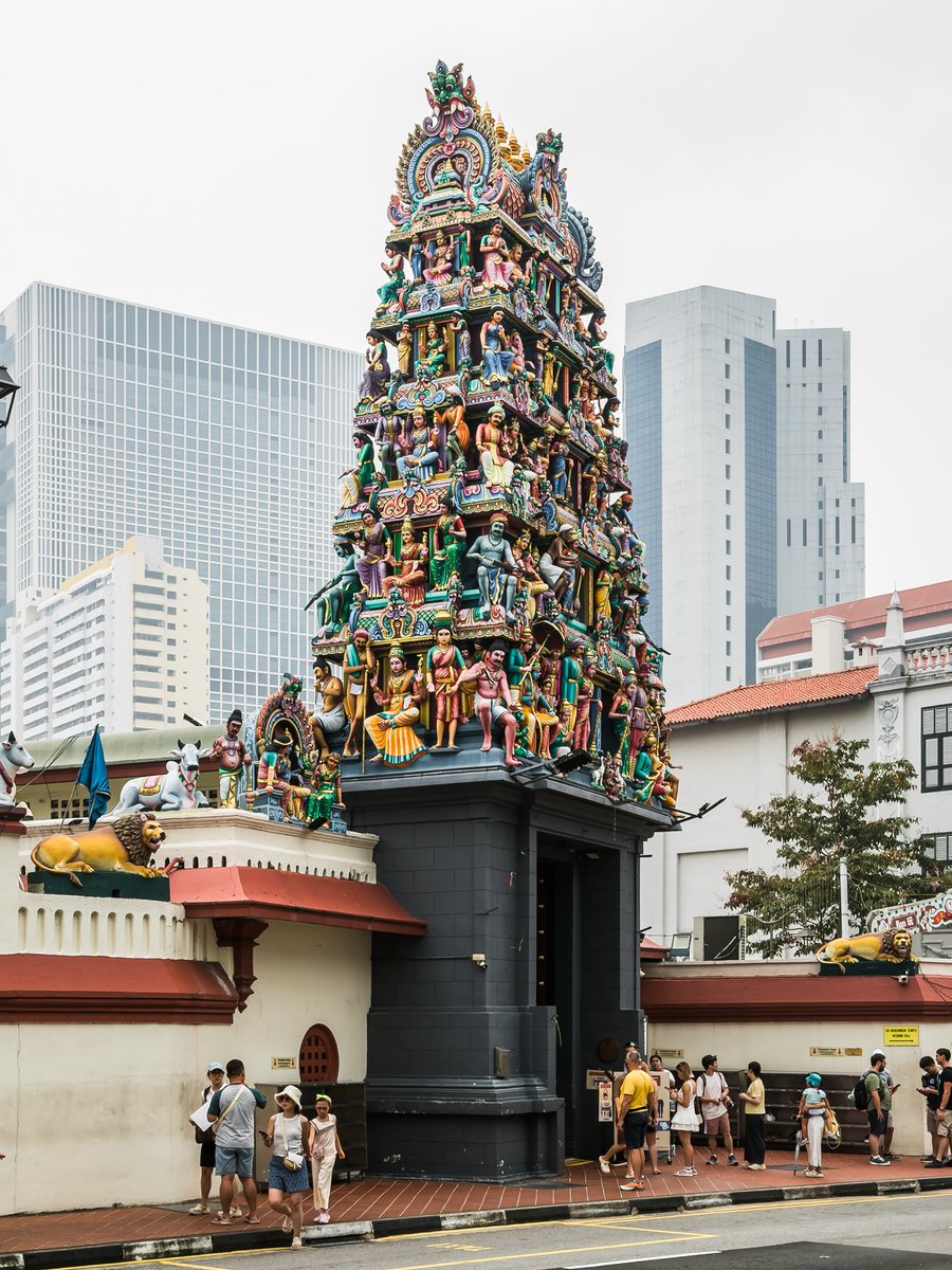 javanng's tweet photo. Finding colour in the haze! The vibrant gopuram of Sri Mariamman Temple stands out, a beacon of culture on Pagoda Street, even under a hazy sky.

#streetsofsingapore #visitsingapore #singapore #hazyday #seemycity https://t.co/C2p7oZ1XmD