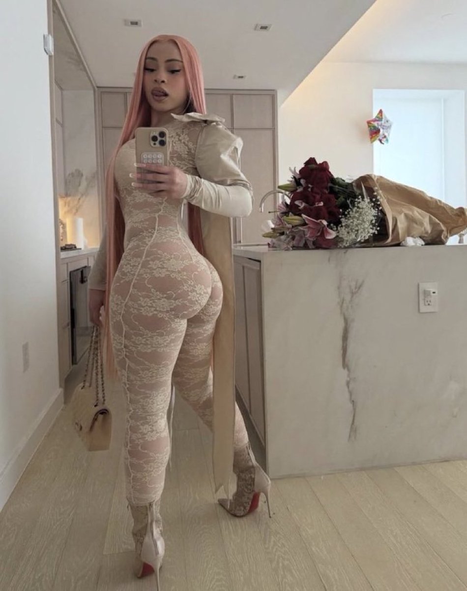 isishourly's tweet photo. ice spice is a baddie https://t.co/zzI4d7fsGn