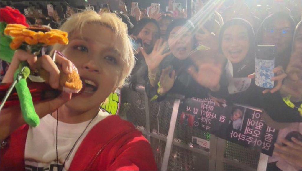 HCbodyguard's tweet photo. haechan and sunflowers group photo!!!! 🥹😭 https://t.co/NcLPgHlD6r