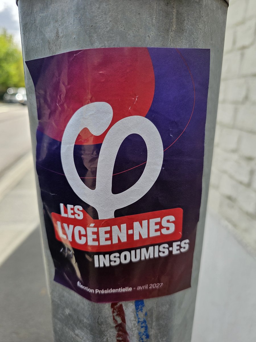 DiRollo19's tweet photo. @GWGoldnadel @franceinter Photo prise devant le lycée de mon fils. Autocollant posé par les incendiaires "apolitiques", qui avaient mis le feu devant le lycée et tiraient des mortiers. Lycée sympa d'ailleurs, mon fils est content mais est malheureusement privé de ses cours par les "wesh wesh wallah". https://t.co/kF51xwes30