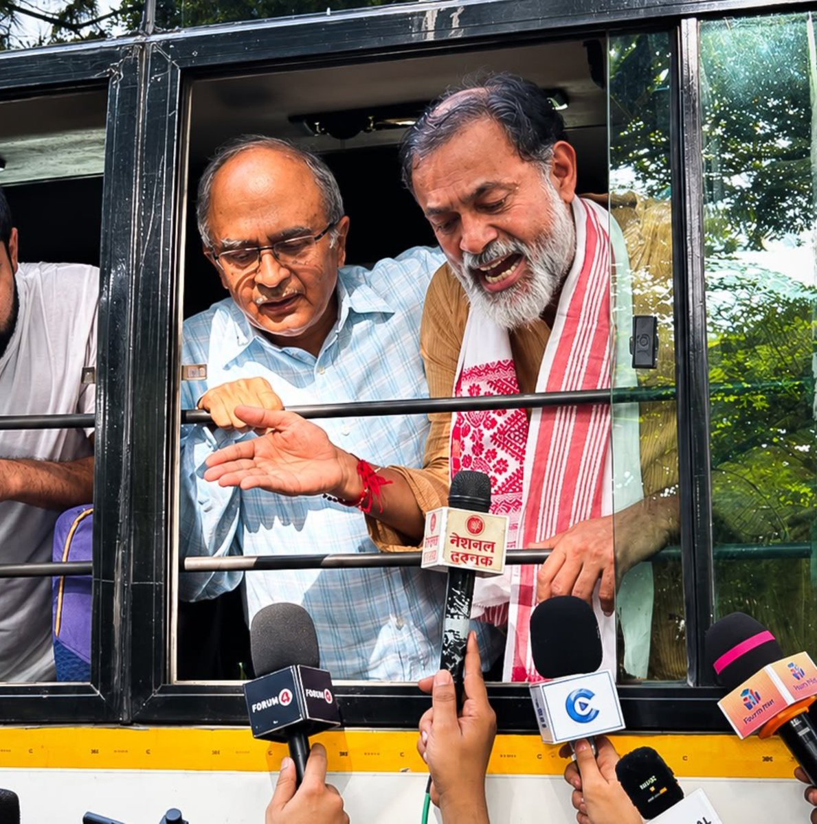 neha_aisa's tweet photo. Our Heroes!

I hope that when we are your age, we are as strong and steadfast as you all! 

@KapilSibal 
@pbhushan1 
@AnjaliB_ 
@_YogendraYadav 
Nitya Ramakrishnan https://t.co/KIOiSGnTTb