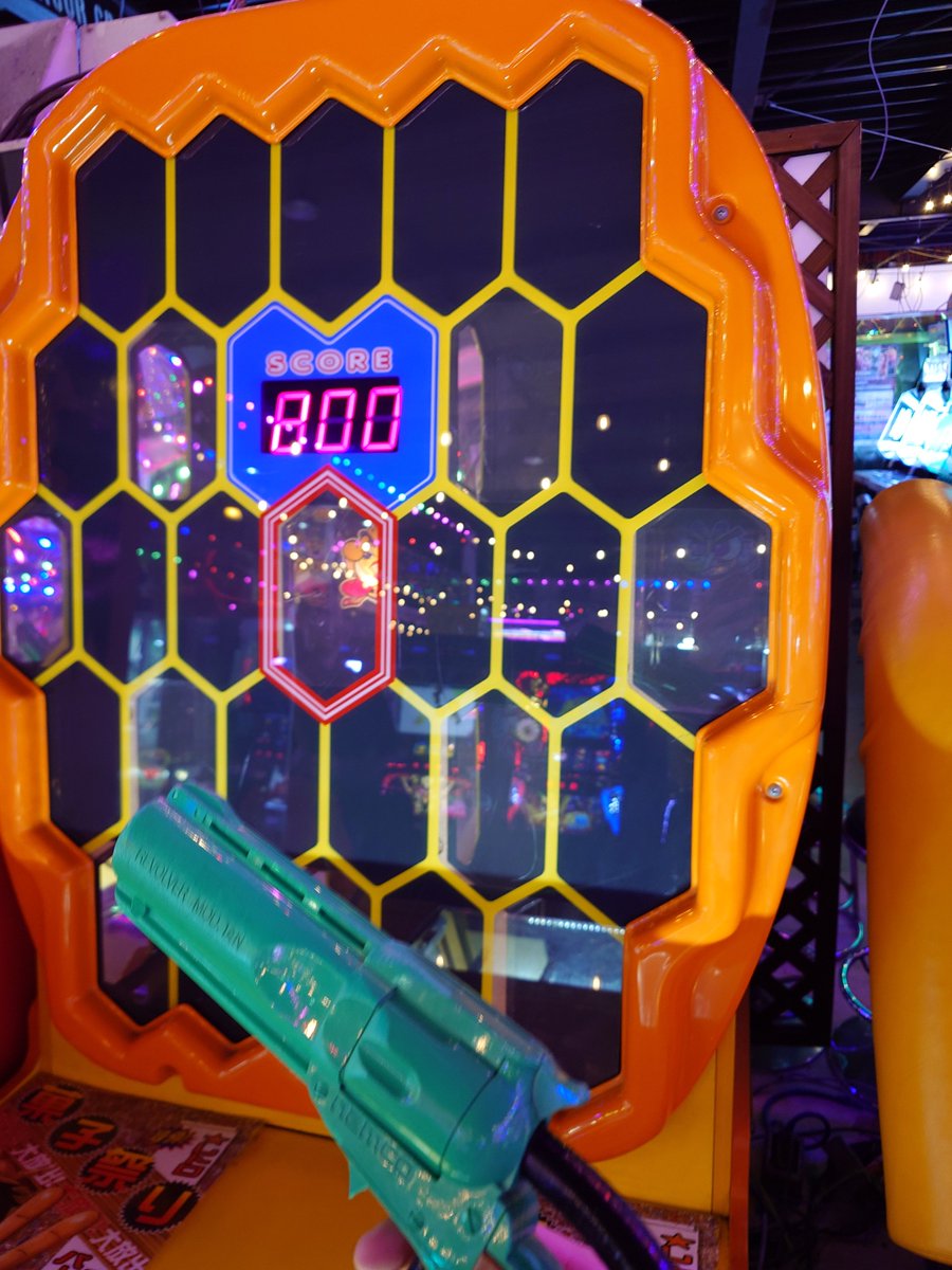 Scales_004's tweet photo. ハチを撃ちまくるゲーム（コンテニューの力で）クリア🐝🔫
景品のお菓子貰った✌ https://t.co/kNgh5qkqRr