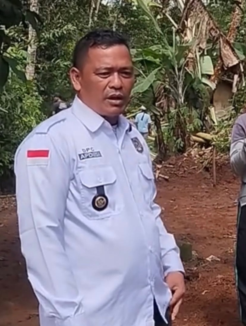 MurtadhaOne1's tweet photo. Kejadian kurang menyenangkan dialami seorang biduan saat mengisi acara hiburan di Batu Hideung, Cimanggu, Pandeglang. Muka sang biduan dilempar uang saweran oleh anak buah seorang Kades yang ada di lokasi.

Merasa tak dihargai, sang biduan pun memberikan teguran. Sayangnya, bukannya menertibkan anak buahnya, oknum Kades tersebut malah pasang badan, tersulut emosi, dan memaki sang biduan di hadapan penonton!