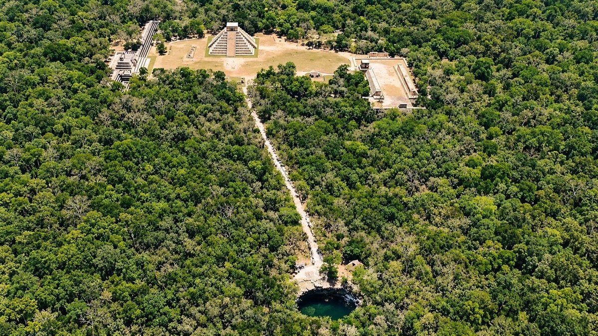 ivanfamil's tweet photo. Durante siglos se creyó que el sacrificio de doncellas en Chichén Itzá era una exageración. Hasta que en 1904, una draga de vapor sacó del fondo del pozo miles de joyas, armas y cientos de huesos humanos. La realidad era mucho peor que la leyenda. Tira del hilo 🧵👇🏽👇🏽👇🏽 https://t.co/MQTpYIZNPj
