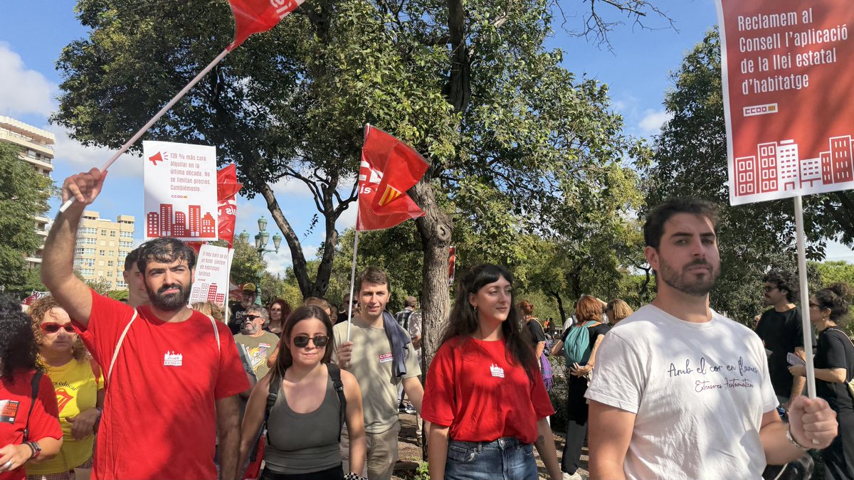 ccoopv's tweet photo. 🔴Als carrers pel dret a l'habitatge‼️@ccoopv participa en la manifestació de #València

🏠L'habitatge és un dret fonamental reconegut constitucionalment, i no un negoci‼️ https://t.co/69HLeqpPjH