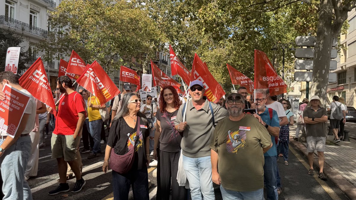 ccoopv's tweet photo. 🔴Als carrers pel dret a l'habitatge‼️@ccoopv participa en la manifestació de #València

🏠L'habitatge és un dret fonamental reconegut constitucionalment, i no un negoci‼️ https://t.co/69HLeqpPjH