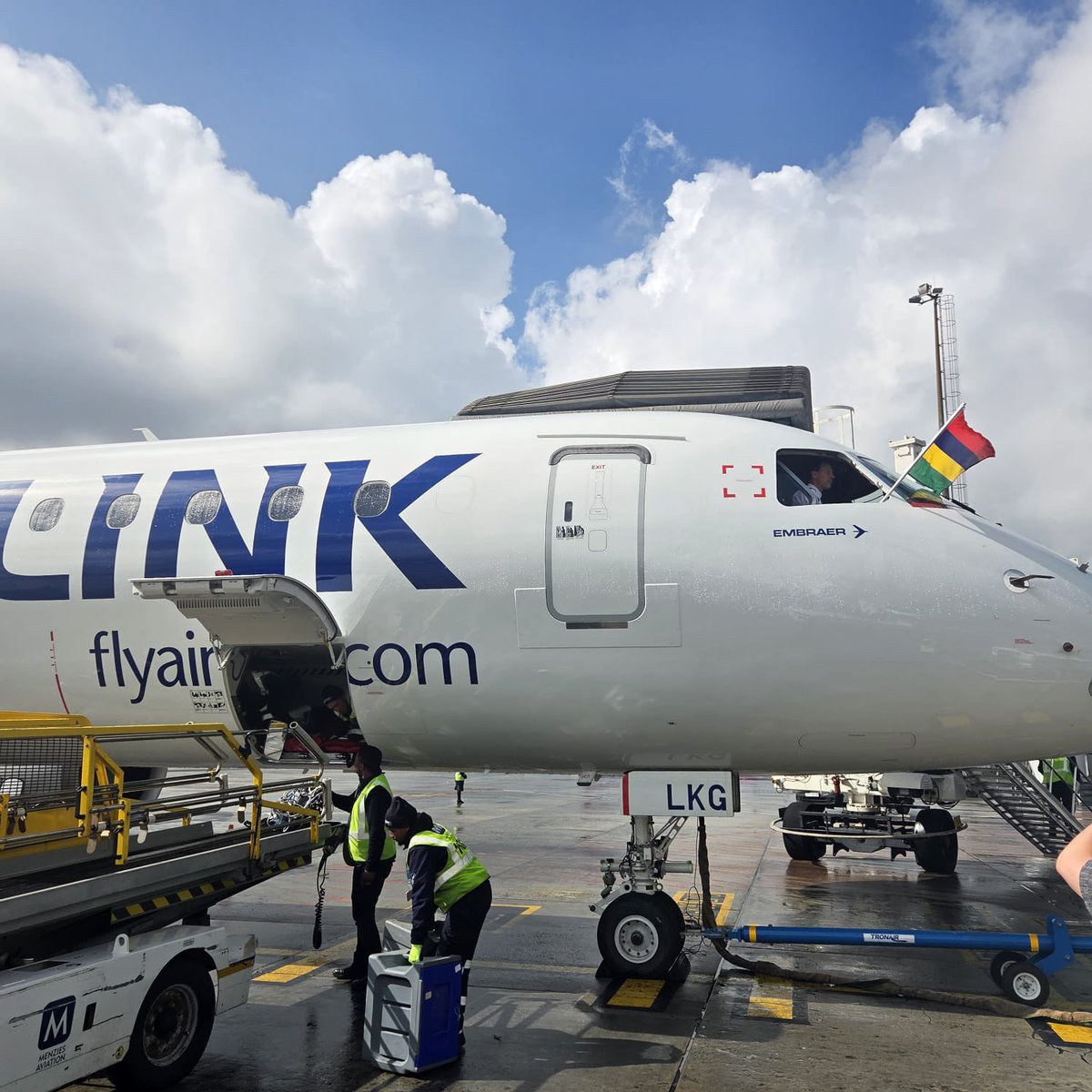 capetownint's tweet photo. (1/2)Two new routes in two days from Cape Town ✈️🌍

As Cape Town International Airport heads into the 2026/27 peak travel season, we’re celebrating even more ways to connect Cape Town with the region.

This week, CTIA welcomed two new direct @Airlink routes: https://t.co/jpGyOhwSWI