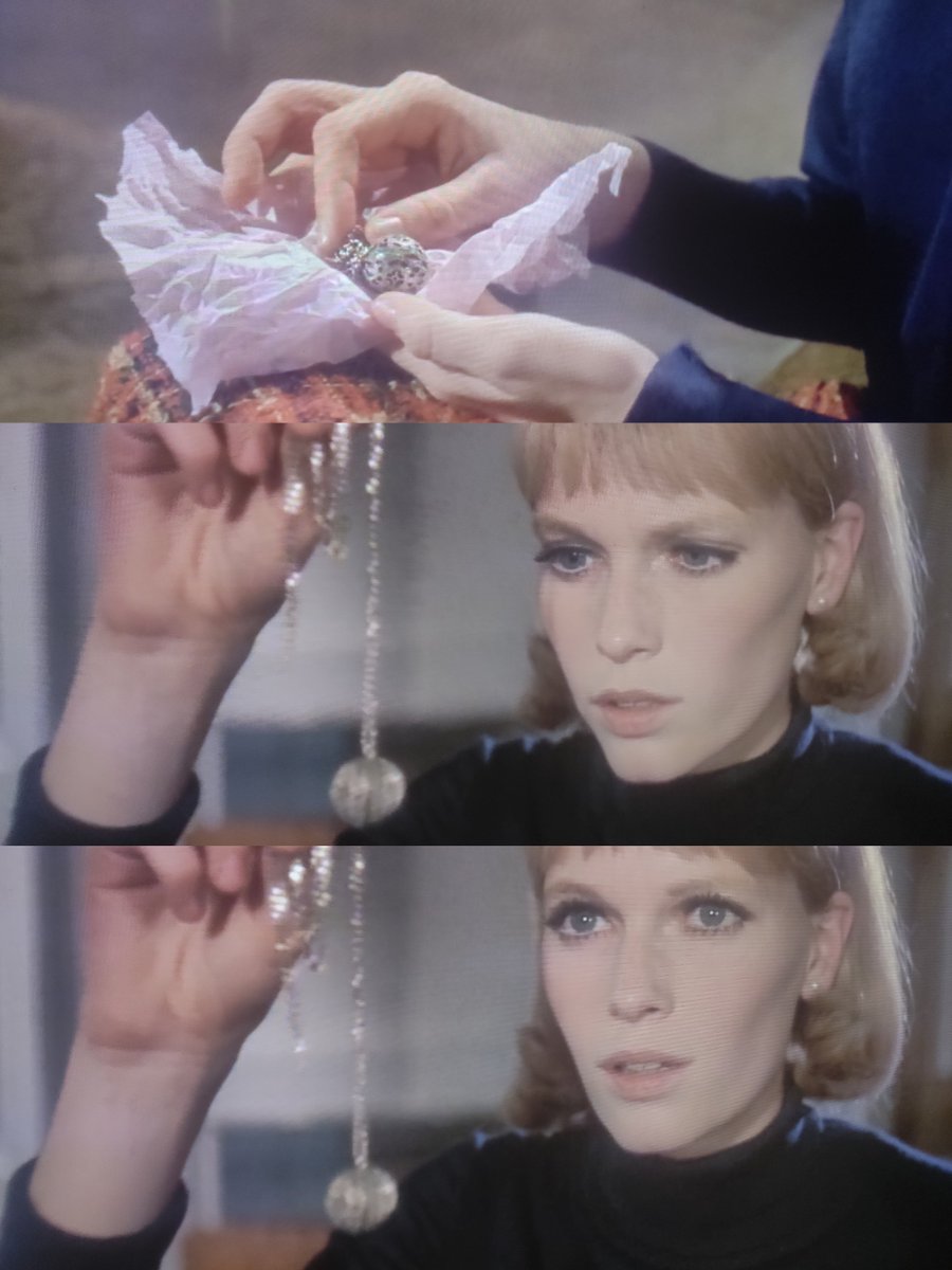 kaidan11121's tweet photo. rosemary's baby é meu filme de terror favorito, e essa cena em específico, onde rosemary recebe o colar de minnie, contendo a raiz de tannis, me faz lembrar do pingente contendo aglaophotis, que harry deu para heather,  por precaução 

ira levin é uma referência muito foda https://t.co/AyaKhwDGYq
