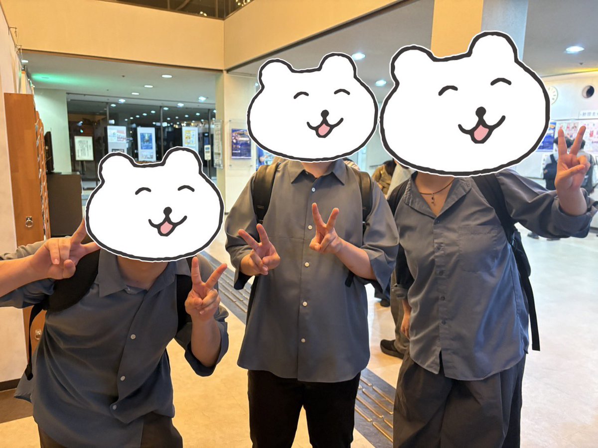 imitationstera's tweet photo. #Jog_Memory 
めっちゃ服が似てる3人で写真撮った！！
私以外は完全に同じ服だった https://t.co/SEJsP3Otxm
