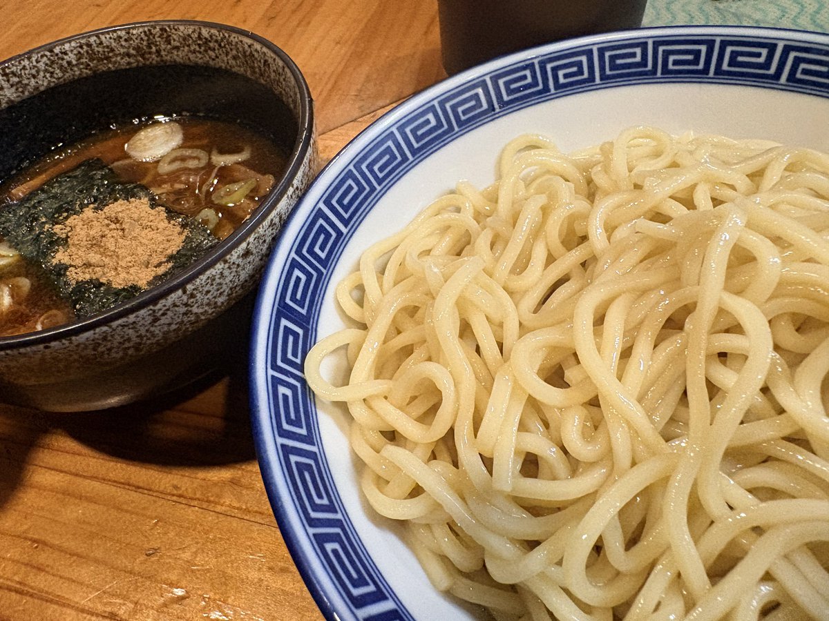 0kara1_man's tweet photo. 19時半頃、閉店30分前に小学2年生の息子と「魂の中華そば」へ訪問。今回で3回目、杯数としては4杯目。

↓

外待ち2名。私たちの後に1名入店し、そのまま閉店となった。

↓

息子は「もりそば中盛」を注文。店主さんに「量が多いですよ」と言われても「多く食べたい」とチャレンジ。

↓

大勝軒系の味わいで、魚粉を混ぜるとさらに旨みが増す。麺はプチプチとした食感で、息子も「美味しい」と言いながらペロリと完食。

↓

私の特製ラーメンも相変わらず安定感のある美味しさ。スープと麺のバランスが良く、メンマも美味しい。

↓

最後にニンニクを投入。スープと麺によく絡んで、一気にパンチのある味わいになった。

店主さんが自然に声をかけたり、他のお客さんと会話したりと、店内はハートフルな雰囲気。地元に根ざしたお店だと改めて感じた一杯だった。

#魂の中華そば