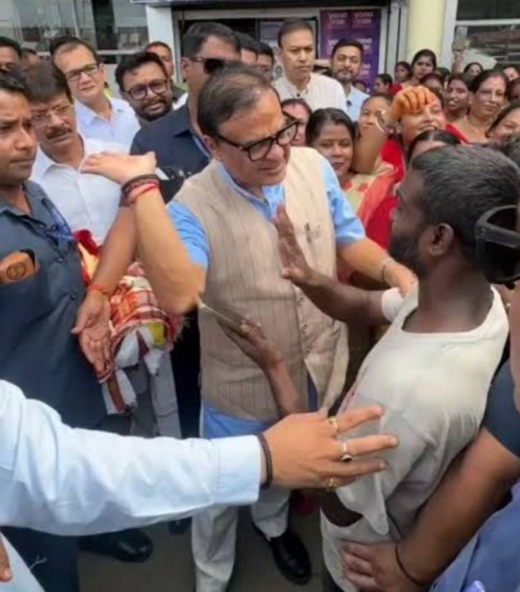JaikyYadav16's tweet photo. बच गए नहीं आज हिमंता बिस्वा सरमा एक iphone लवर को चमाट मार देते 😂

असम के मुख्यमंत्री हिमंता बिस्वा सरमा एक कार्यक्रम में शिरकत करने पहुंचे थे तभी वहां एक iphone लवर आया और बोला कि 

"सर, मुझे iphone चाहिए।"

इतना सुनते ही हिमंता बिस्वा सरमा जी ने तंज कसते हुए कहा कि, कौन सा पुराना या नया?

उसके बाद हाथ उठाया और हल्का सा उसकी गालों की तरफ ले गए फिर बोले कि ठीक है आपको iphone दिला दूंगा।😀