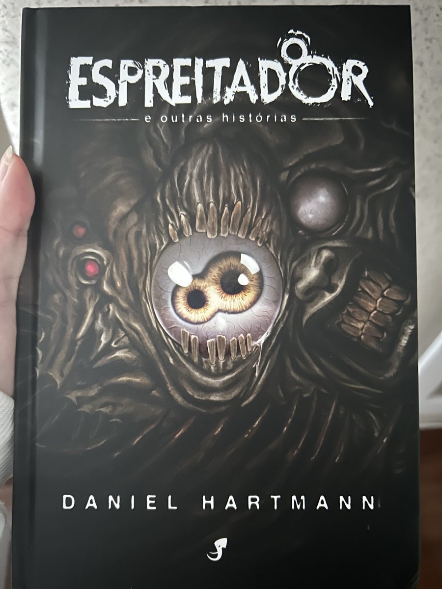 Lohhh03's tweet photo. gente vou ler esse livro, dizem que e mto bom, o escritor dele n é aqle que morreu nqle acidente trágico? https://t.co/U8ABvWsQVU