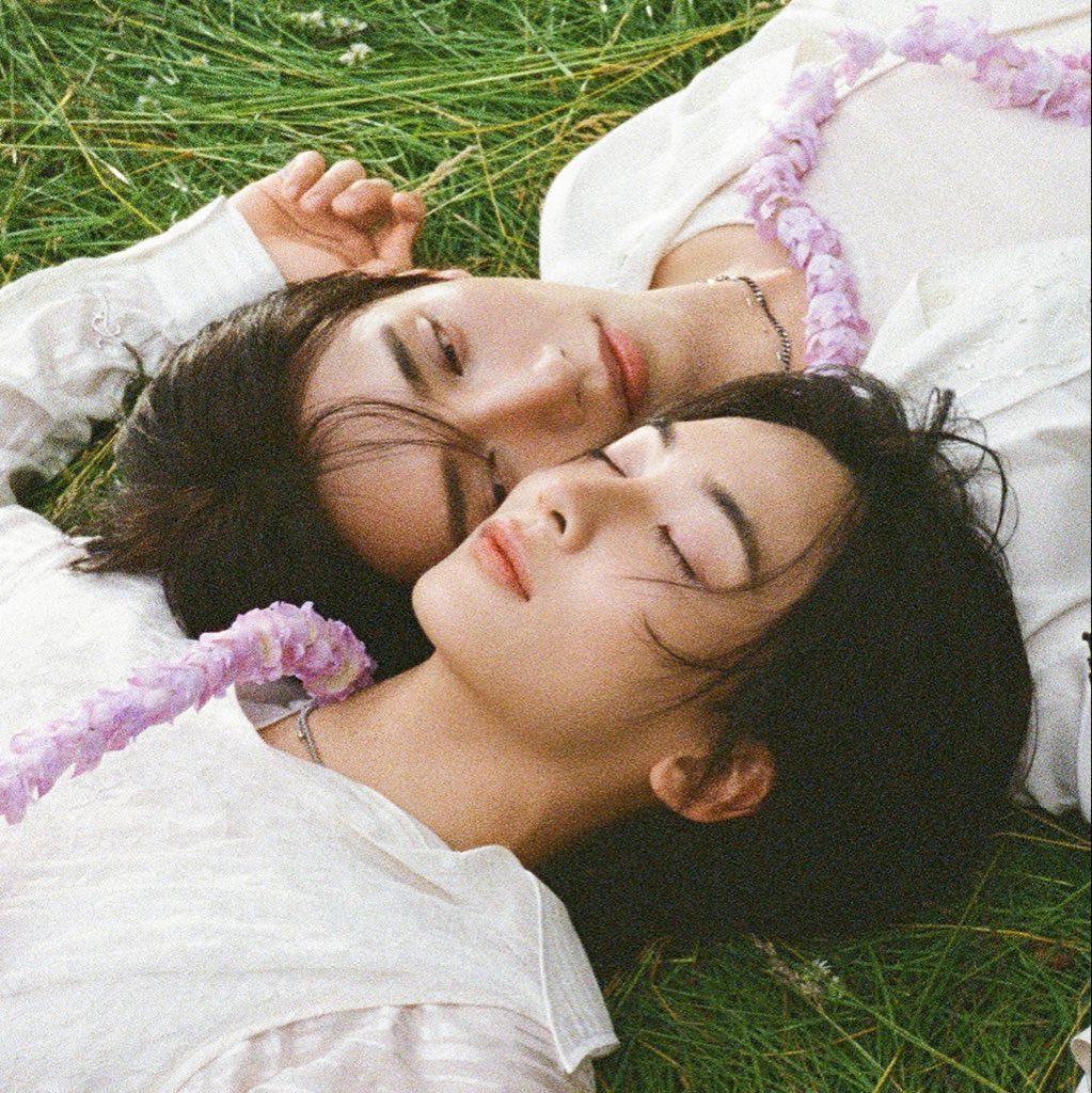 joshujihanwonu's tweet photo. there’s something so painfully soft about the way joshua is looking at jeonghan here… https://t.co/OaZGaXqjij