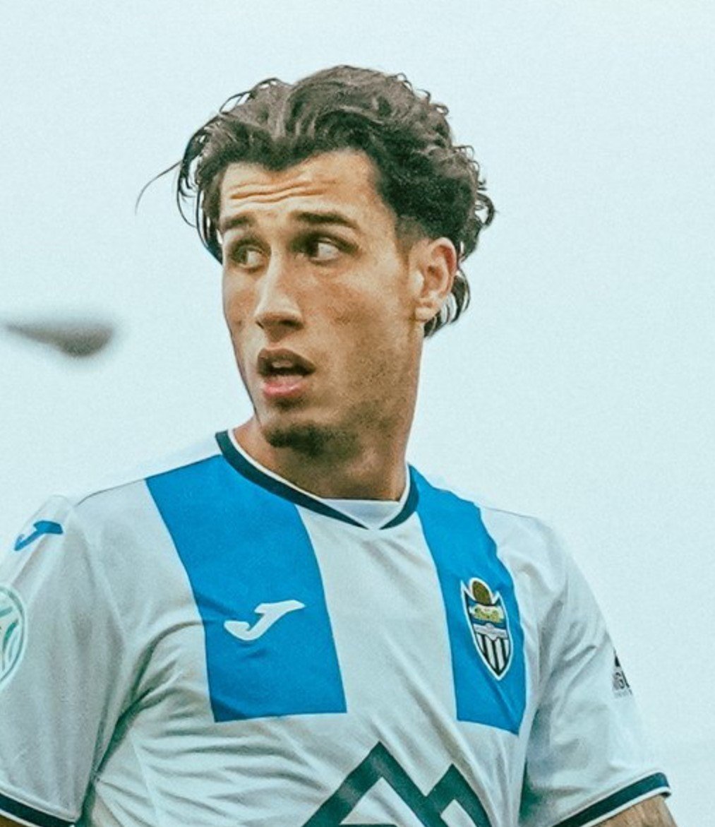 PedroBonet_2's tweet photo. El derbi CALIENTA motores... @atleticbalears @udpoblense el central @Ivanlm_ será TITULAR y el rumano Florin Andone tendrá sus primeros minutos de la TEMPORADA. La PLANTILLA se CONJURA para lograr la primera VICTORIA. https://t.co/BFuZznOL5H