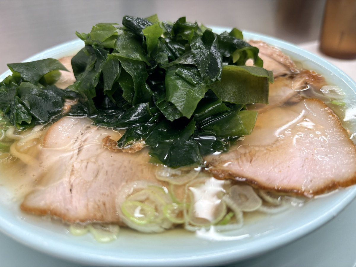 0kara1_man's tweet photo. 22時頃、出張から帰ってこの日2杯目として一人で「新橋ニューともちんラーメン 西池袋店」へ訪問。今回で4回目。

↓

さすがにこの時間での2杯目はどうしようかと思ったが、お腹が空いていると「ちゃん系」には抗えない。

↓

この時間にもかかわらず外待ち5人。金曜日の夜、〆ラーメンとしてもかなり人気なんだろうなと感じた。

↓

麺はツルツルと啜れる平打ち麺。スープとの相性抜群で、たっぷりのチャーシューとわかめも含めて、全部が良いバランスだった。

↓

途中から胡椒、ニンニクを投入すると、さらにパンチが加わる。

無料ライスは中盛で。スープやチャーシュー、わかめと一緒に食べるライスが止まらなかった。

4回目でもまた食べたくなる、ちゃん系の魔力だった。

#新橋ニューともちんラーメン