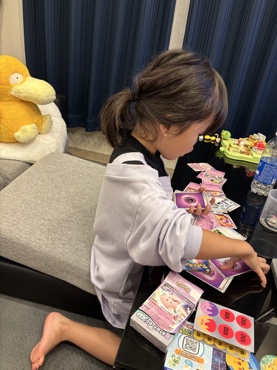 chopper_Sion's tweet photo. 珍しくコンビニにポケモンカード売ってた！
スタートデッキとか安くてめっちゃいいやん！
姫大喜び！ https://t.co/obeCabkVEc