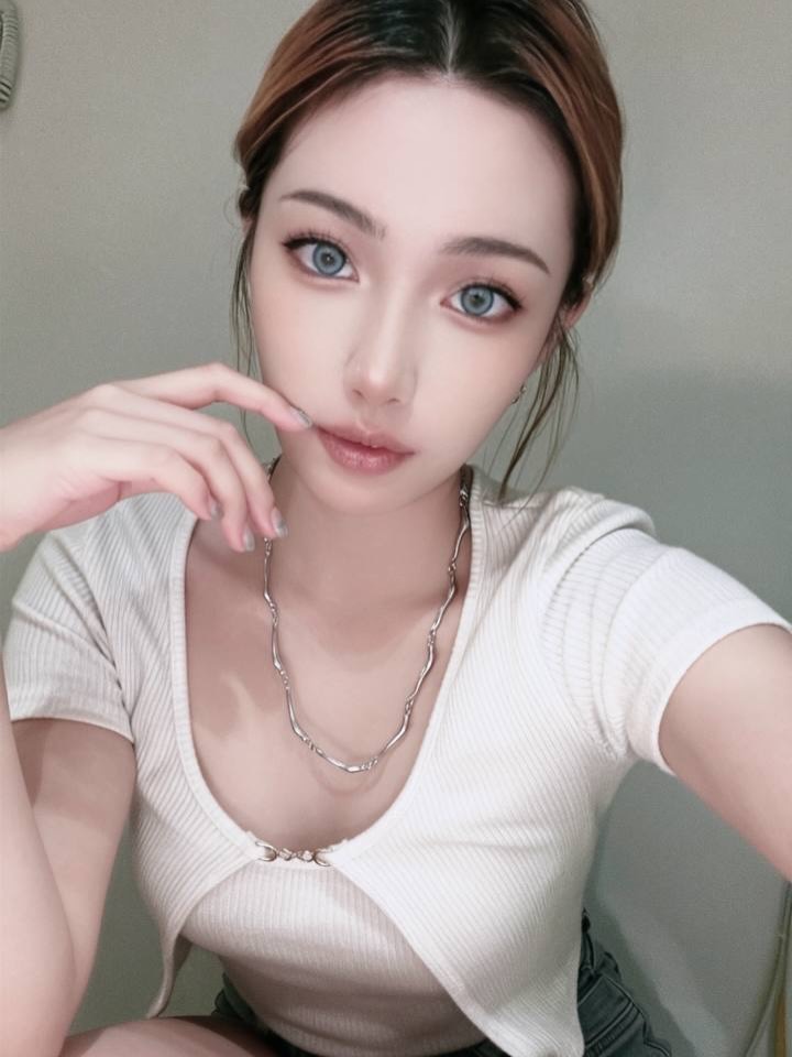 jennifer05it4's tweet photo. 现在来个正常的男生   
 
好无聊呀 小孩子和人机就别来了！

信不信我分分钟能把你足🐍了 https://t.co/PVfdaiHyit