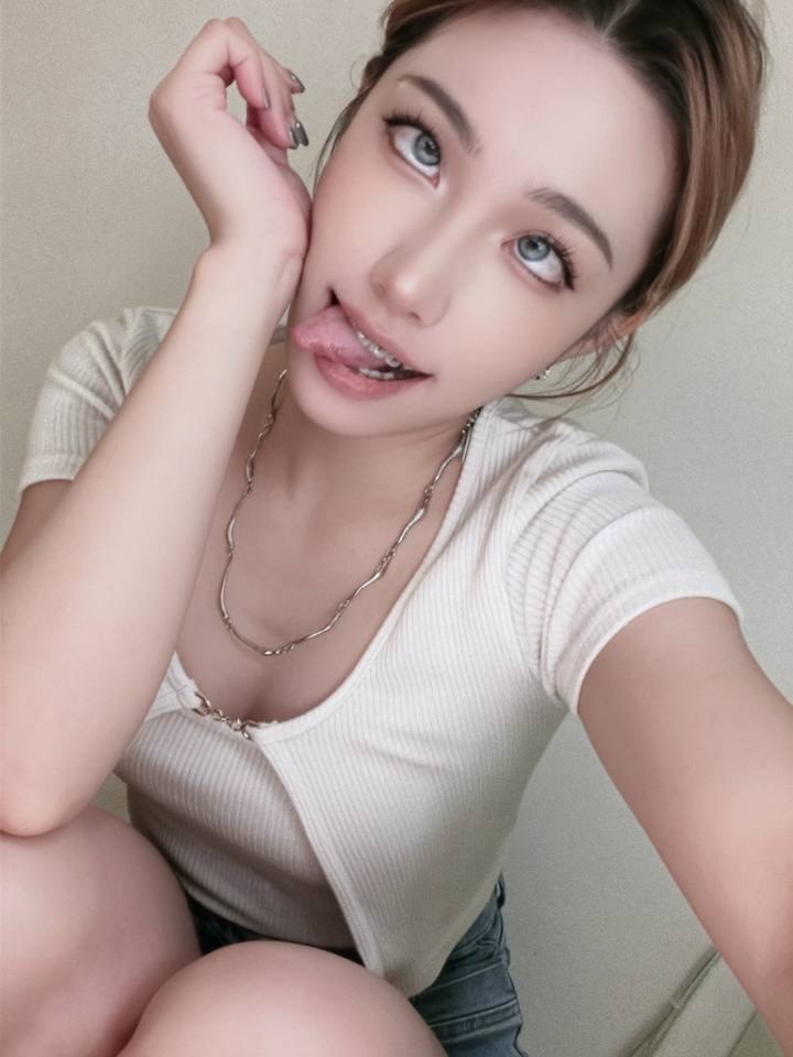 jennifer05it4's tweet photo. 现在来个正常的男生   
 
好无聊呀 小孩子和人机就别来了！

信不信我分分钟能把你足🐍了 https://t.co/PVfdaiHyit