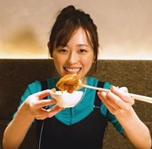 uttyarisai's tweet photo. 皆目を覚まそう。多分たのピクの頂点、実写だと福原遥さんだったと思う。批判していた女性は素直に愛嬌を認め、擁護していた男性も素直に強者しか選ばれない事を認めましょう。彼女が食してるのは昆布でなく高級焼肉です。男女仲良くしましょう。 https://t.co/XisiNy8WCp