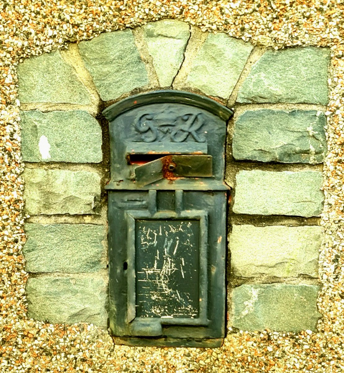 MEIRIONYDDPHOTO's tweet photo. #LetterboxSaturday
#PostboxSaturday

Dead #Letterbox https://t.co/uYhyq4r024
