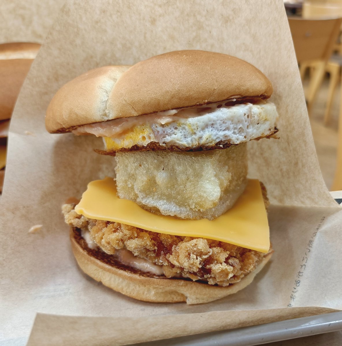 unyjoy's tweet photo. ファーストキッチン
『月見もっちスマッシュバーガー』
『めんたい月見もっちチキン竜田バーガー』

真ん中の四角い白いのはお餅
ハンバーグやチキン竜田の粗々しい歯応えと餅のモッチリ食感の合わせ技ですね https://t.co/YmEczJBJ8U