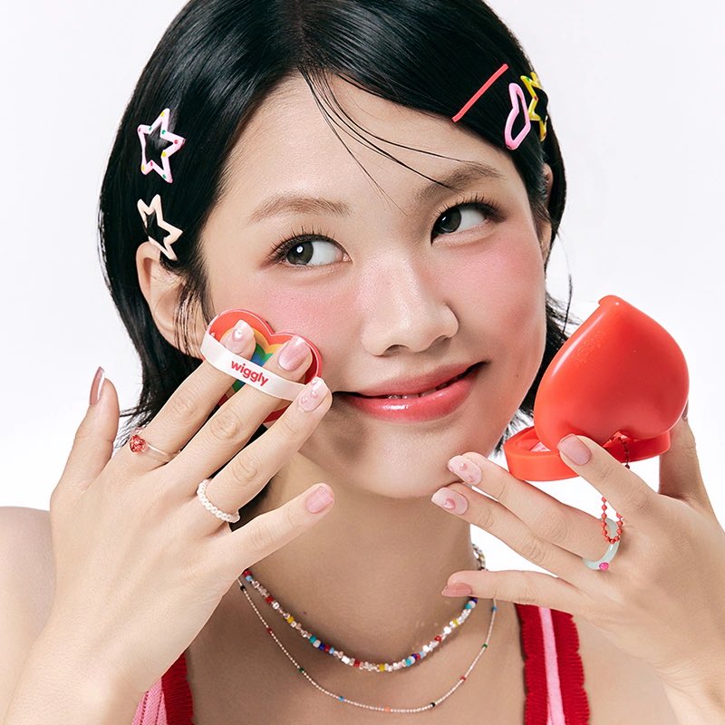 beautyfulence's tweet photo. 【🎁 Wigglyカウトダウンプレキャン🌻🎉】
400名🎉むーんず限定

10月9日
WIGGLY公式オンラインストアがついにオープン🎉✨ということで…

💛WIGGLY オイルペーパー＆パフケース
を400名様にプレゼント🎁

顔面湯田民大歓喜アイテム😭‼️

バッグに付けて持ち歩いたり、化粧直しのミラーとして使えるデイリー皮脂ケアアイテム
＆
1枚ずつ取り出して、テカリが気になる部分に軽くトントンと抑えるだけ♪

さらに！
素敵なレビューを投稿してくださった方の中から🌟10名様🌟に
5-in-1マルチクレンジングデバイスを追加プレゼント🎀✨

🎁応募方法
① この投稿をいいね＆リポスト
② @wigglyjp @beautyfulence をフォロー

🌟当選確率UP！
「#wiggly」を付けて引用リポスト🔥
