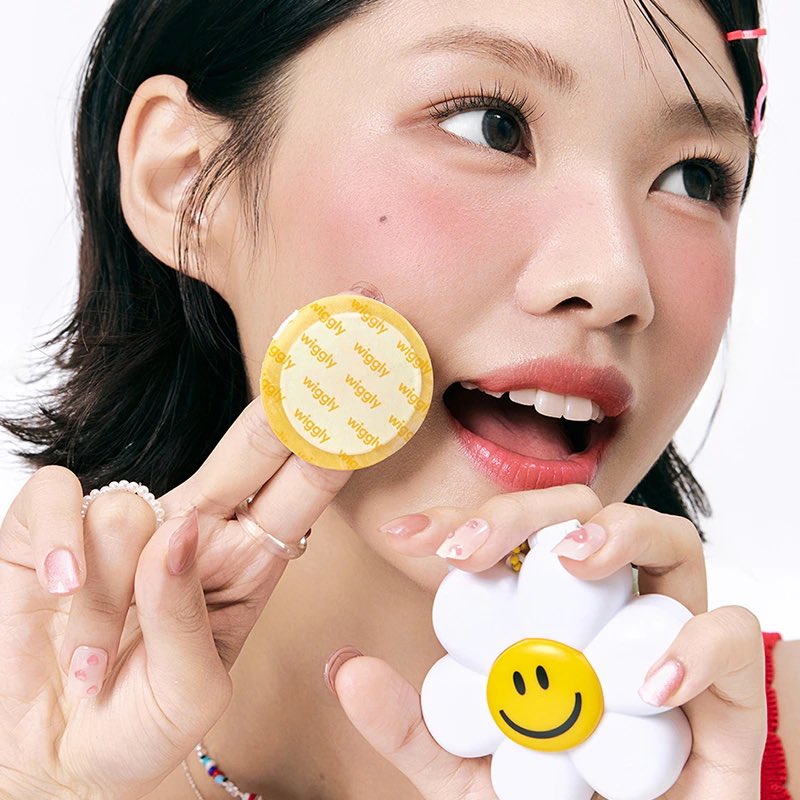 beautyfulence's tweet photo. 【🎁 Wigglyカウトダウンプレキャン🌻🎉】
400名🎉むーんず限定

10月9日
WIGGLY公式オンラインストアがついにオープン🎉✨ということで…

💛WIGGLY オイルペーパー＆パフケース
を400名様にプレゼント🎁

顔面湯田民大歓喜アイテム😭‼️

バッグに付けて持ち歩いたり、化粧直しのミラーとして使えるデイリー皮脂ケアアイテム
＆
1枚ずつ取り出して、テカリが気になる部分に軽くトントンと抑えるだけ♪

さらに！
素敵なレビューを投稿してくださった方の中から🌟10名様🌟に
5-in-1マルチクレンジングデバイスを追加プレゼント🎀✨

🎁応募方法
① この投稿をいいね＆リポスト
② @wigglyjp @beautyfulence をフォロー

🌟当選確率UP！
「#wiggly」を付けて引用リポスト🔥