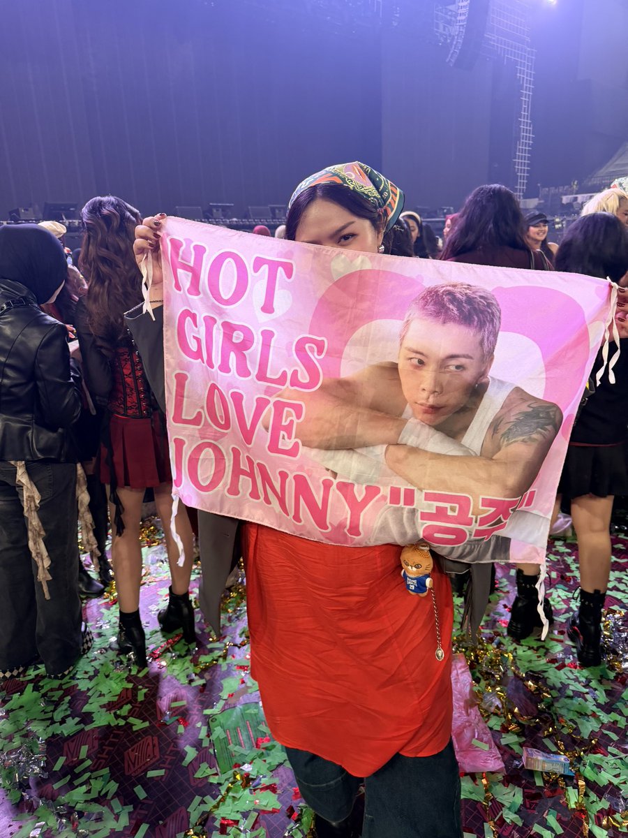 suhpremacistJ's tweet photo. AND ALSO JOHNNY notice my banner 😭😭😭😭 i’m crying soooo hard 

My banner “Hot Girls Love Johnny 공주 (princess)” https://t.co/IXYZTP5Lpj