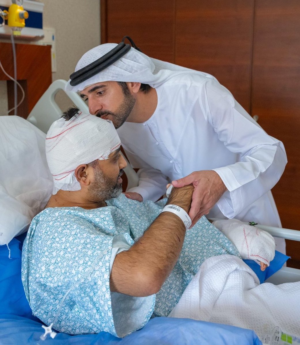 MohdTaqi11's tweet photo. قبلة من سمو الشيخ حمدان بن محمد ولي عهد دبي وزير الدفاع على رأس الكابتن سميت ماتشهار طيار فلاي دبي تختصر الكثير هكذا تُقدّر الإمارات الأبطال وهكذا يُعطى الفضل لأهله 

شكراً للكابتن سميت ماتشهار وشكراً لطاقم فلاي دبي الذين كان لهم الفضل في حماية الركاب والطائرة https://t.co/XlQBOKSH07