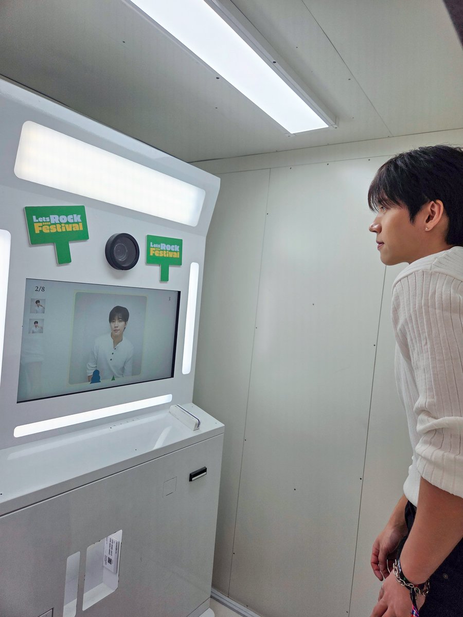 NWH_officialtwt's tweet photo. 🌳 [LET'S ROCK : 우현이의 하루]

남는 건 사진뿐!

EP.05
지금까지 우현이의 하루를 새싹들이 
만들어줬다면, 이번엔 퀴즈 타임! 

우현이가 무대에서 가장 행복했던 순간은 언제였을까요?

 🎤 무대에 처음 오른 순간
 🎶 새싹들과 함께 노래한 순간
🥰 마지막까지 뜨겁게 호응해준 순간 https://t.co/SfTuYNGhSv