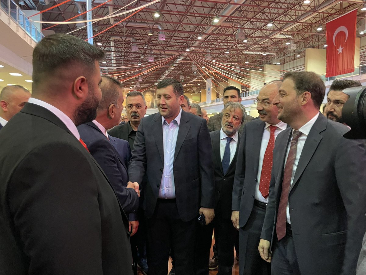 MhpKayseri38's tweet photo. 📍 KAYSERİ TİCARET ODASI

Kayseri Ticaret Odası seçimlerine, Kayseri Milletvekilimiz Sayın Baki Ersoy ve İl Başkanımız Sayın Enes Ertuğrul Kalın ile birlikte katıldık.

Kayseri’mizin ticaret hayatına değer katacak, şehrimizin ekonomik gücünü daha da ileri taşıyacak iki kıymetli adayımızın da yanındayız.

Her iki adayımıza da çıktıkları bu yolda gönülden başarılar diliyor; seçimlerin Kayseri’mizin ticaret erbabına, esnaf ve iş dünyamıza hayırlı olmasını temenni ediyoruz.@bakiersoymhp @enesertugrulk