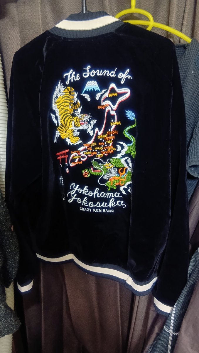 kingsspain's tweet photo. 本日からスタートのクレイジーケンバンドツアーの為に厚木市文化会館へ🎤〽
ただこの日はチケット取れなかったのでグッズだけ購入しました^^;
スカジャンがサイズなくなりそうなんで🐯🐉
#CKB https://t.co/a1ixJfstqL