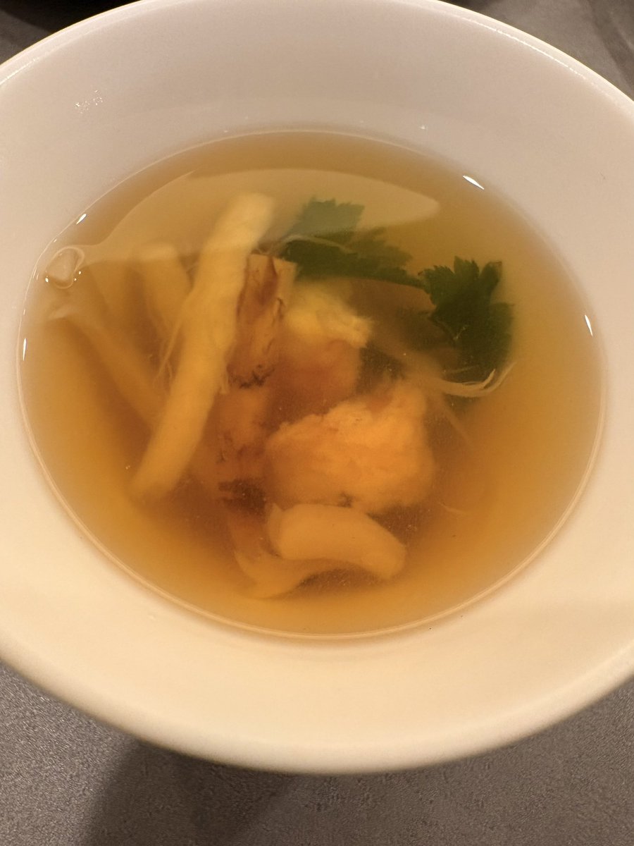 Tony68315599's tweet photo. 美味しいもんではじめます‼️
☆鶏刺し(宮崎県産)
☆水ダコ(宮城県産)
☆そば寿司
☆松茸と海老のスープ
豪華な晩飯の完成✨✨
どれも美味い😋
至福の刻🤗

#晩餐 https://t.co/TJEKy2v8HX